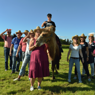 Alpen Games Teamfoto Firmenfeier Bauernhofolympiade