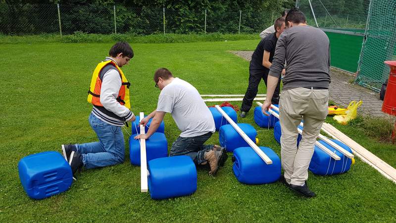 Floßbau Challenge als Teamevent auf der Mosel