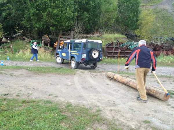 Offroad Teambuilding - Baumstamm ziehen