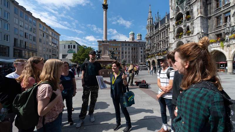 Stadtführerin mit Gruppe auf dem Marienplatz