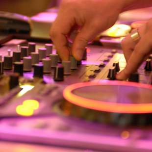 DJ am Mischpult mr. mac's party team – der DJ-Service