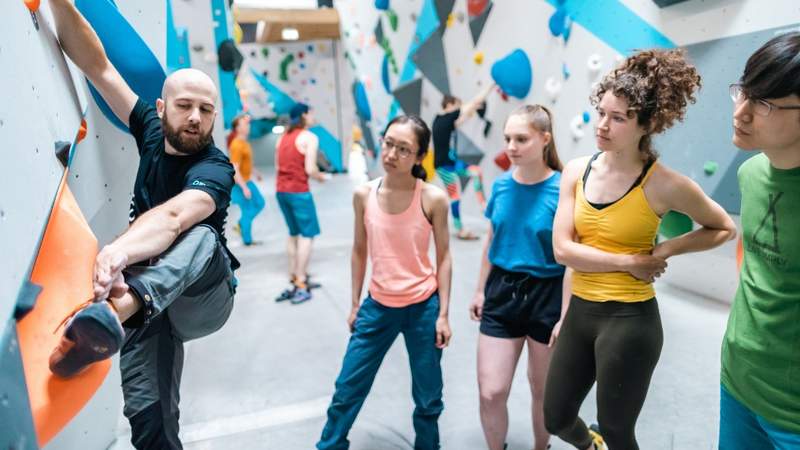 Teamgeist wecken: Einführung ins Bouldern