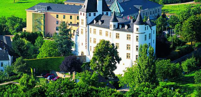 Victor's Residenz-Hotel Schloss Berg Außenansicht auf Schloss Berg und das Hotel