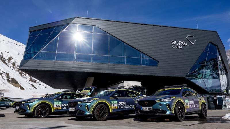 3 Autos vor dem Carat-Eingang