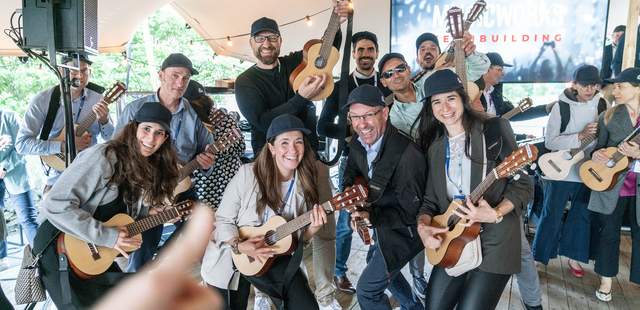 Teilnehmende an Akustikgitarren