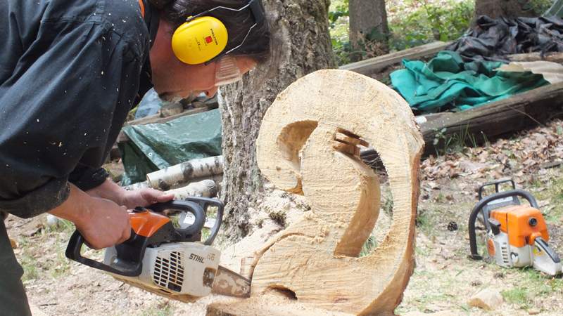 Schnitzen mit der Carving-Benzinkettensäge