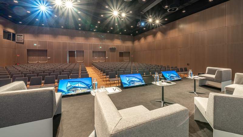 Podiumsmöbel auf Bühne in der Hochwilde