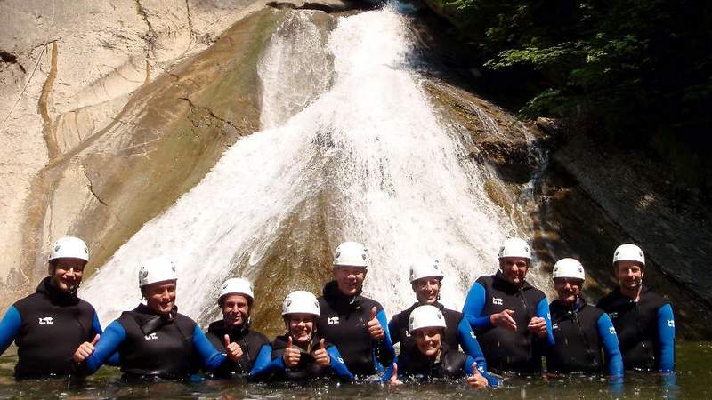 Gemeinsam am Ende des Wasserfalls im Wasser