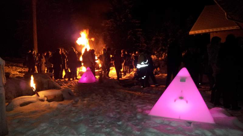 Winter-Event mit Glühwein am Lagerfeuer vor dem Hüttenabend