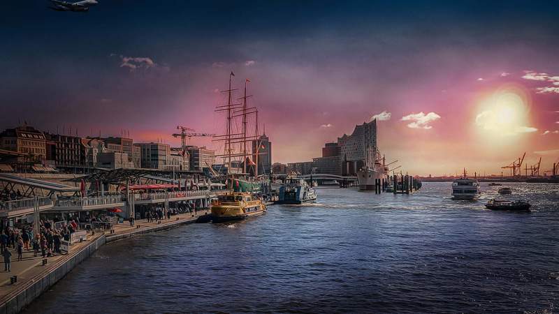 Der Hafen von Hamburg mit der Elbphilharmonie