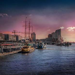 Der Hafen von Hamburg mit der Elbphilharmonie