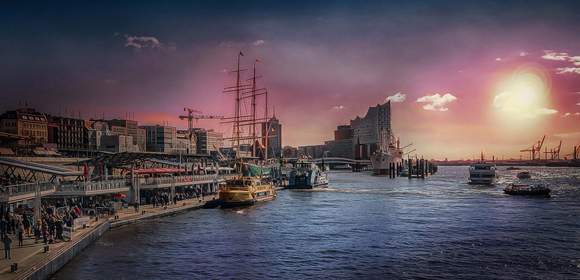 Der Hafen von Hamburg mit der Elbphilharmonie