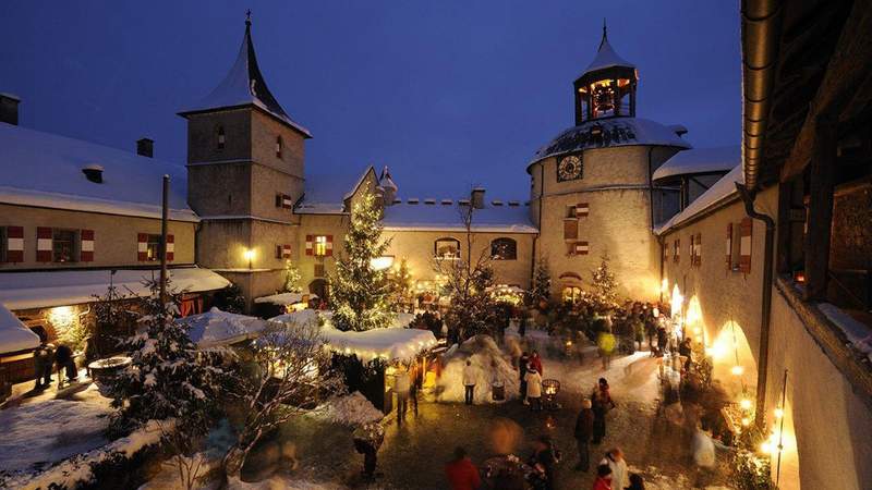 Weihnachtsfeier auf mittelalterlicher Burg