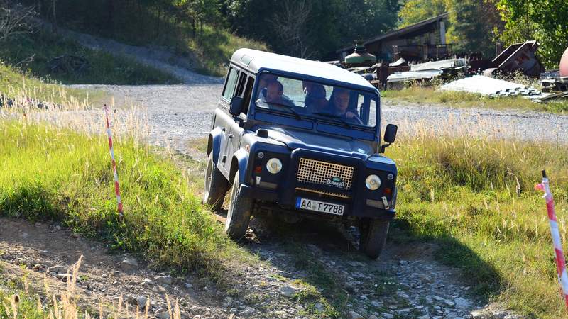 Landrover fahren Teamevent im AdventureSteinbruch