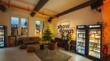weihnachtlich dekorierte Showdown Lounge in gemütlichem Licht