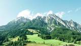 Steinberge bei blauem Himmel