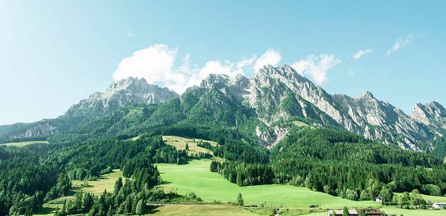 Steinberge bei blauem Himmel