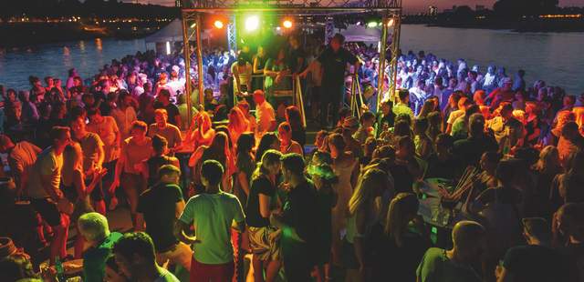 O'Zapft bei der Oktoberfest Bootsparty Köln