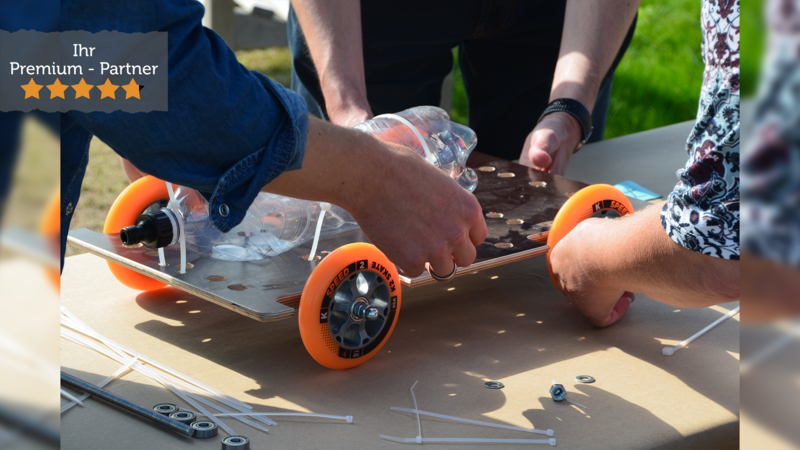 Kreative Teamarbeit beim RocketCar-Bau TeamEvent mit RocketCars