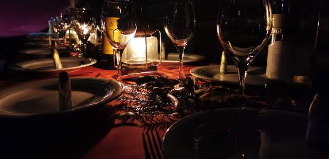 schön beleuchteter Tisch mit Weingläsern