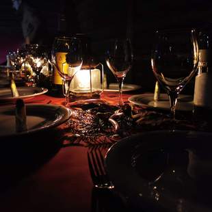 schön beleuchteter Tisch mit Weingläsern