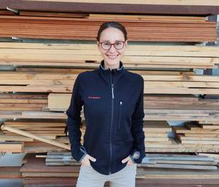 Melanie Wabro Inspirationswerkstatt vor einem Holzregal. Anbieterin von Teambuilding-Schreiner-Workshops