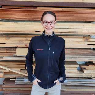 Melanie Wabro Inspirationswerkstatt Melanie Wabro Inspirationswerkstatt vor einem Holzregal. Anbieterin von Teambuilding-Schreiner-Workshops