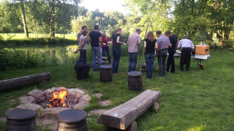 Teamgrillen am Schwenkgrill