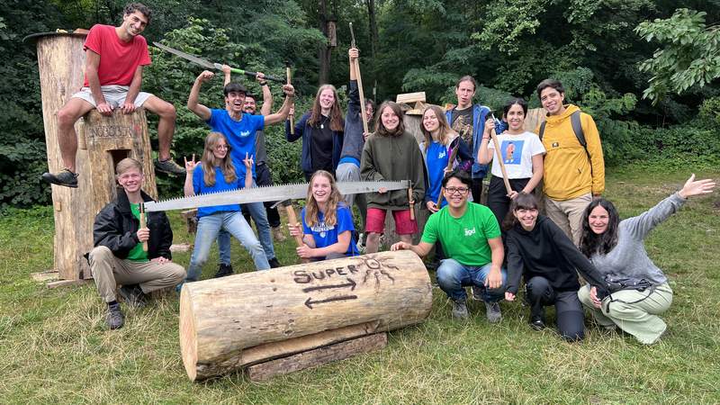Gruppe mit TeilnehmerInnen beim Baumhöhlen bauen Baumhöhle für wild lebende Honigbienen bauen