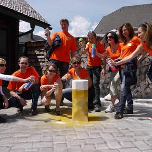 Skulpturenbau Teamevent mit Sprayfarben als kreativer Teamworkshop