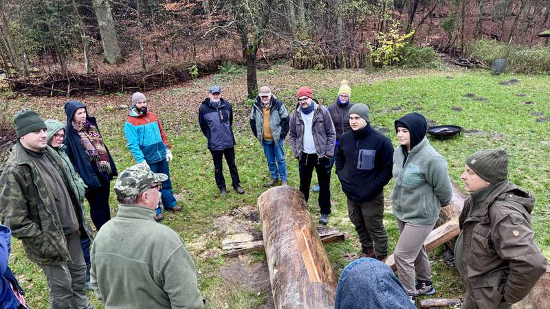 Baumhöhle für wild lebende Honigbienen bauen