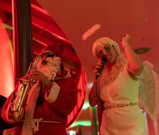 Weihnachtsmann Saxophon mit seinem Engel