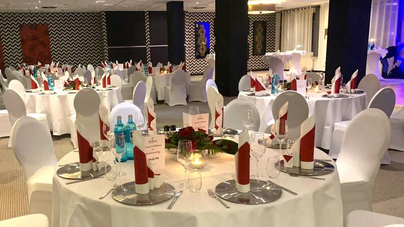 Weihnachtsfeier im separaten Festsaal Weihnachtsfeier im separaten Festsaal
