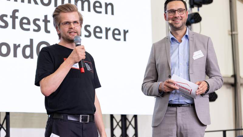 Carsten Schott mit dem Moderator Christopher Scheffelmeier
