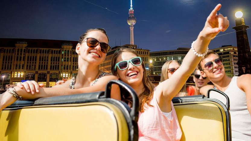 Menschen bei einer Stadtrundfahrt in Berlin