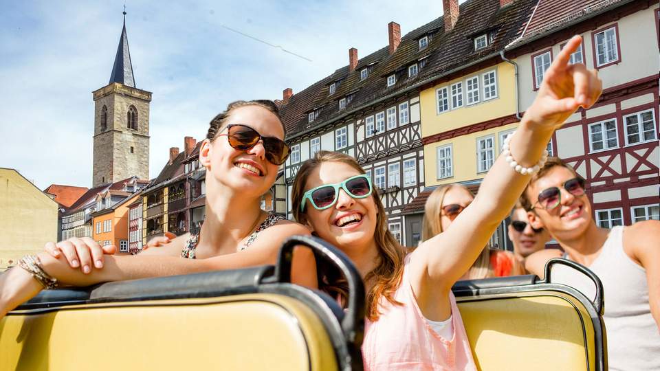 Menschen bei einer Stadtrundfahrt in Erfurt