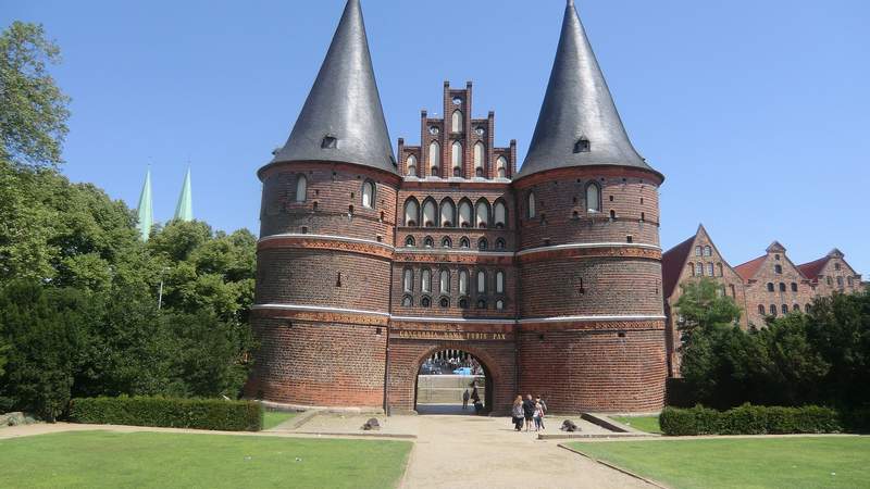 Lübeck-zu land, zu Wasser und aus der Luft