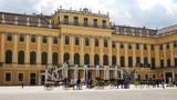 Pferkutschen stehen bereit vor dem Schloss Schönbrunn