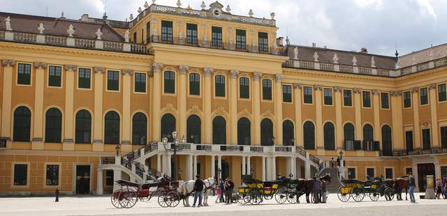 Schloss Schönbrunn Pferkutschen stehen bereit vor dem Schloss Schönbrunn