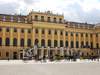 Pferkutschen stehen bereit vor dem Schloss Schönbrunn