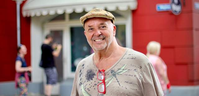 holger franke in der promi tour vor dem TV-Set von unter uns