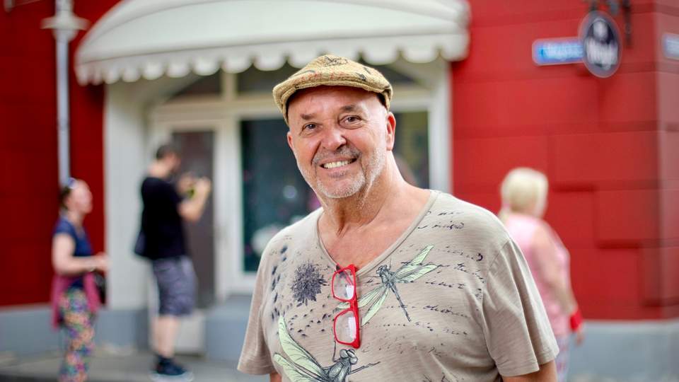 holger franke in der promi tour vor dem TV-Set von unter uns