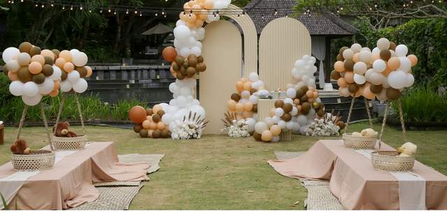 Gartenfeier festlich dekoriert Ein Garten ist mit Luftballons und Lichterketten festlich dekoriert