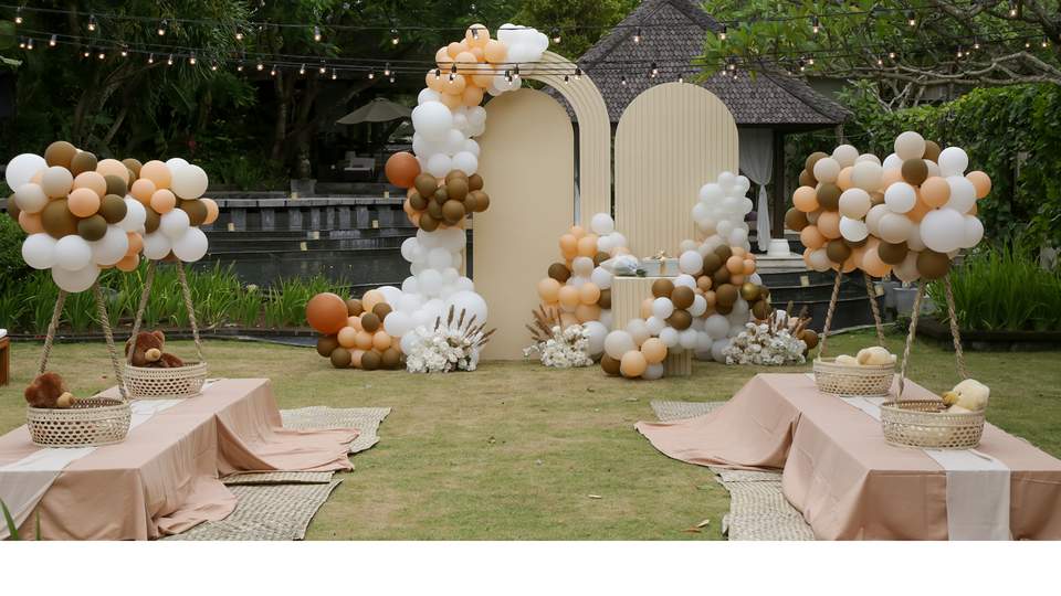 Ein Garten ist mit Luftballons und Lichterketten festlich dekoriert