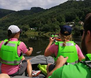 Mit dem Schlauchboot Fun genießen Rafting