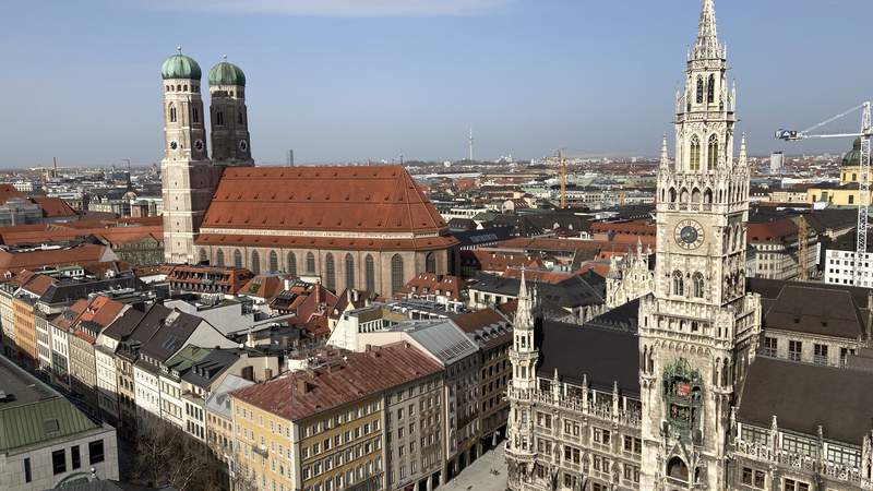 Das Neue Rathaus am Marienplatz und die Frauenkirche in München