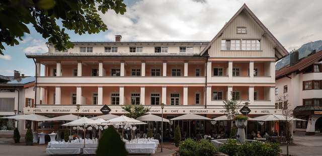 Historisches 4-Sterne-Hotel Mohren in Oberstdorf vom Marktplatz aus gesehen