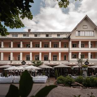 Historisches 4-Sterne-Hotel Mohren in Oberstdorf vom Marktplatz aus gesehen