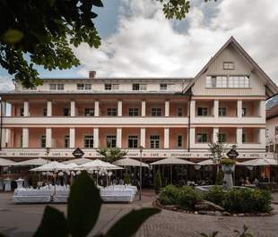 Historisches 4-Sterne-Hotel Mohren in Oberstdorf vom Marktplatz aus gesehen