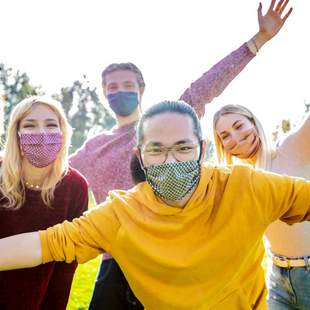 Team mit Mundschutz in der Natur